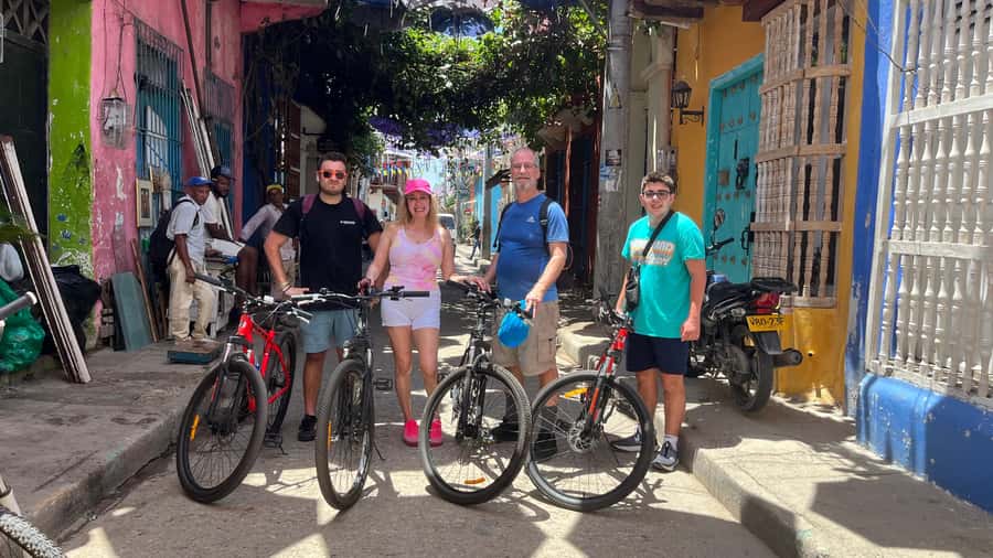 FUN BIKE RIDE WITH LUNCH AT ANTHONY BOURDAIN FAVORITE SPOT - Bahía de Cartagena de Indias and San Sebastián Fort: Bay Views, Pirate-Era Setting