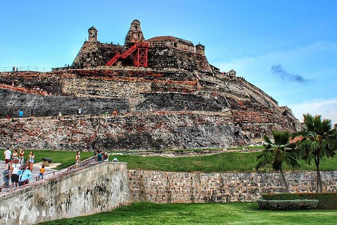 Half-Day Tour of Cartagena by Air-Conditioned Vehicles - Las Bóvedas: crafts and a modern Cartagena contrast
