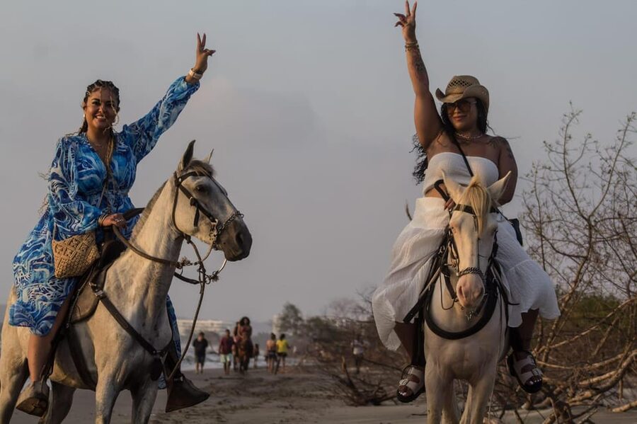 HORSE TOUR IN CARTAGENA BEACH - Photo time and the drink: leaving with proof you were there