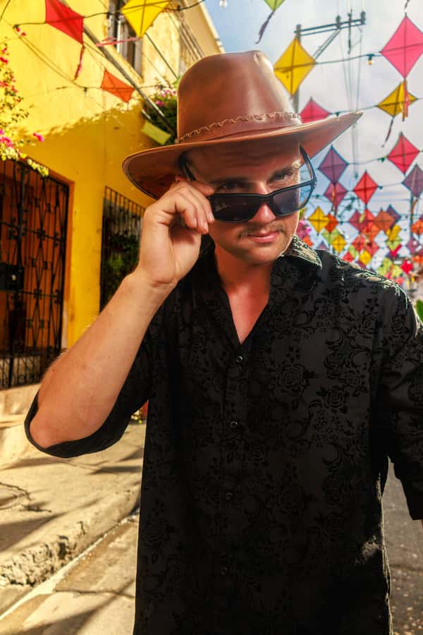 photo session through the streets of cartagena - Walking the murals: what to expect during the street shoot