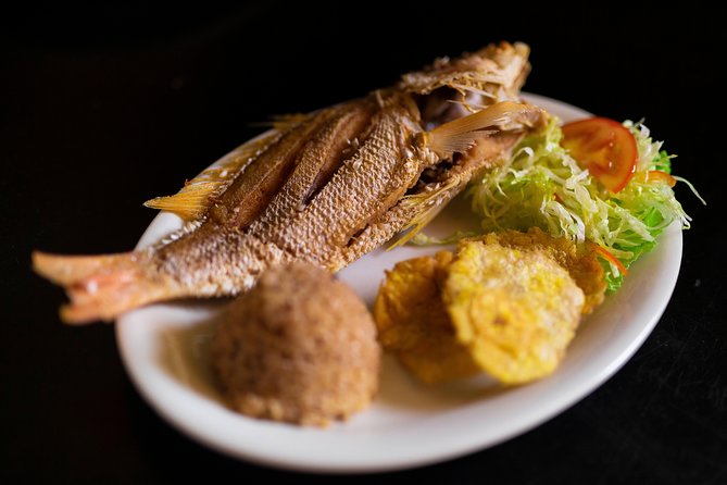 Playa Blanca in Baru Island - Lunch in the sun: simple, Colombian, and served to your spot