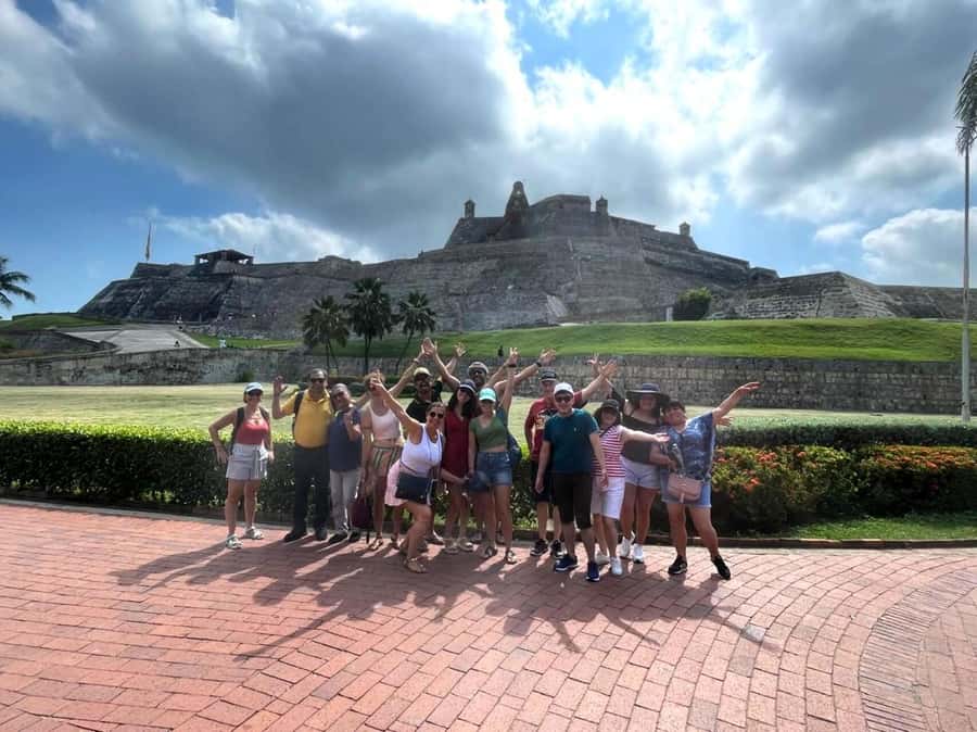 San Felipe Castle and Getsemani Walking Tour with tickets - Getsemaní murals and the neighborhood’s rebel past