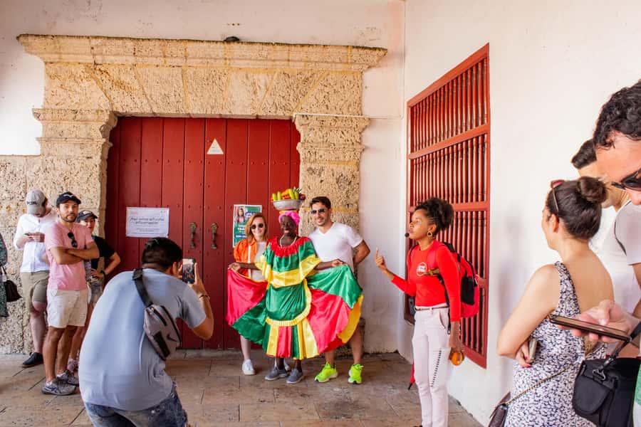 Shared Old Cartagena & Getsemani Tour with Wireless System - Meeting at Plaza de Santo Domingo (and finding your red umbrella)
