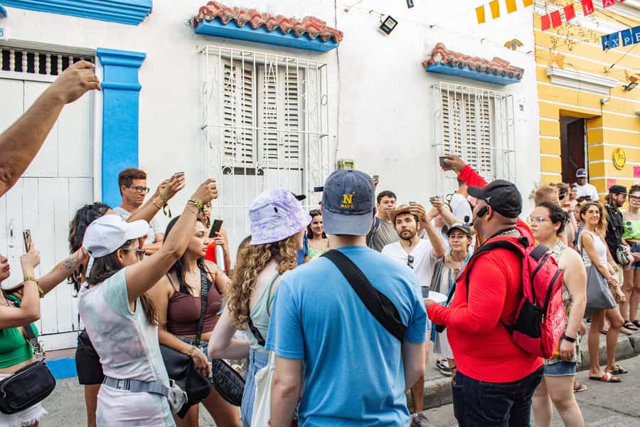 Shared Old Cartagena & Getsemani Tour with Wireless System - Camellón de los Mártires and Parque Centenario: shifting from monuments to neighborhood pace
