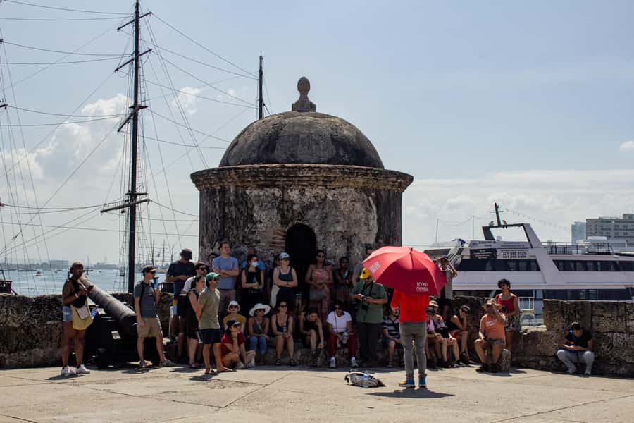 Shared Old Cartagena & Getsemani Tour with Wireless System - Plaza de la Proclamación and Plaza de Bolívar: symbols you can actually spot