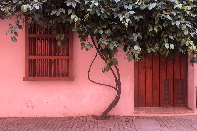 Walking Tour Cartagena Old City with Gold Museum and Plaza de Bolivar - Start at Las Bóvedas: Why This Location Works