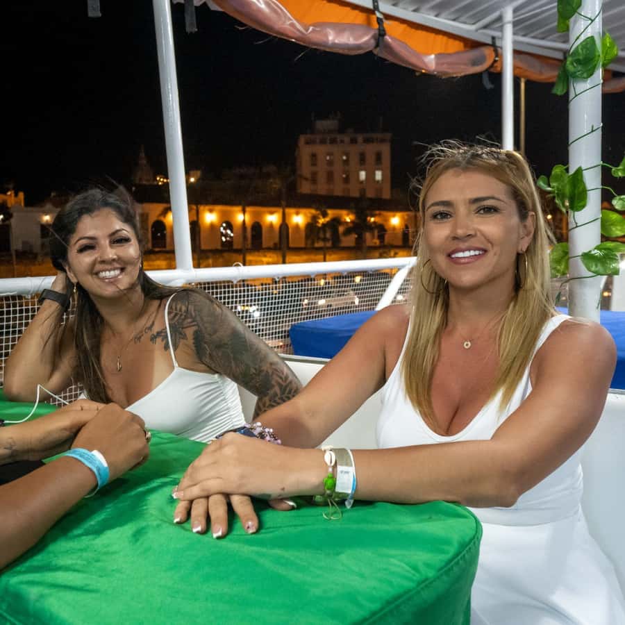 White Night Boat Party: Dinner Buffet, Dancing and Open Bar - Open bar and welcome cocktail: does it match the price?
