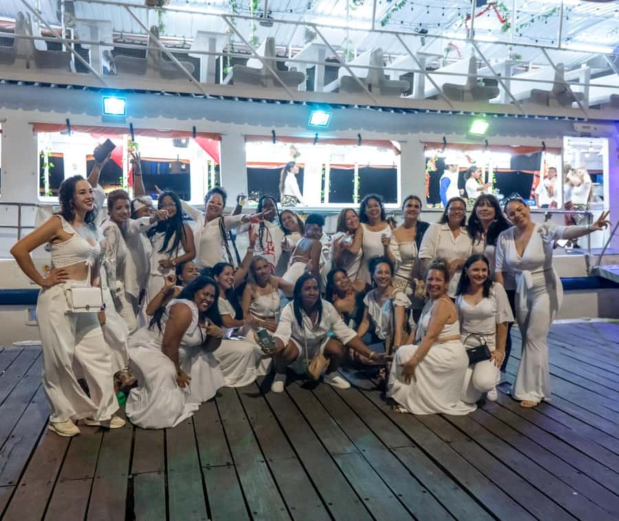 White Night Boat Party: Dinner Buffet, Dancing and Open Bar - Buffet dinner: what you can expect (and what to plan for)